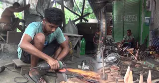 ঈদ ঘিরে জমে উঠেছে নড়াইলের কামারবাড়ি